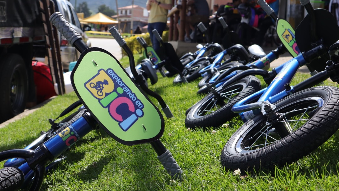 Explorando en Bici Rueda con nosotros hacia el cambio y transforma la vida de niños y niñas que requieren una nueva bici para encontrar el camino hacia el aprendizaje.