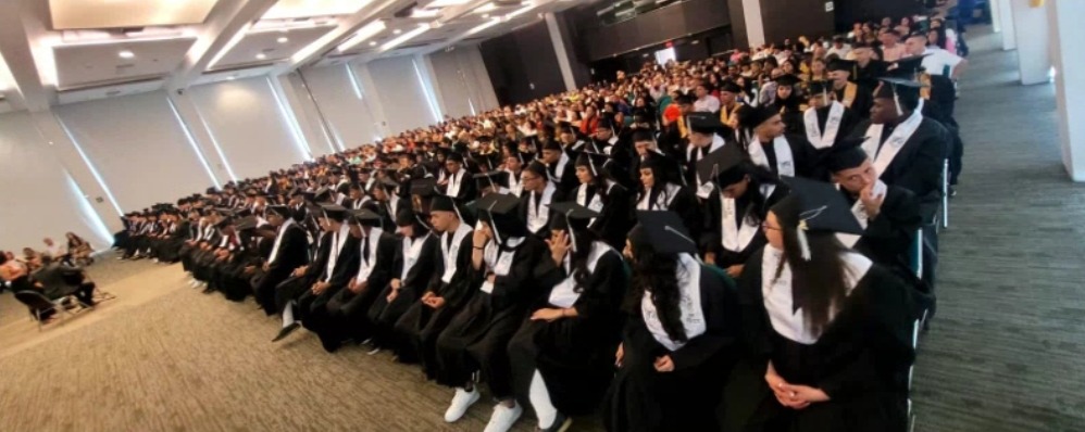 Estudiantes en ceremonia de graduación